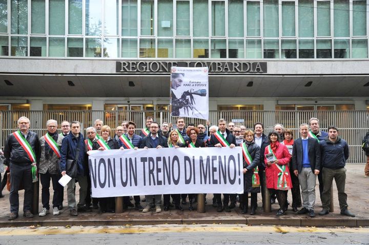 Presidio sindaci Pd lombardi davanti al Pirellone contro il taglio dei treni (foto Newpress)