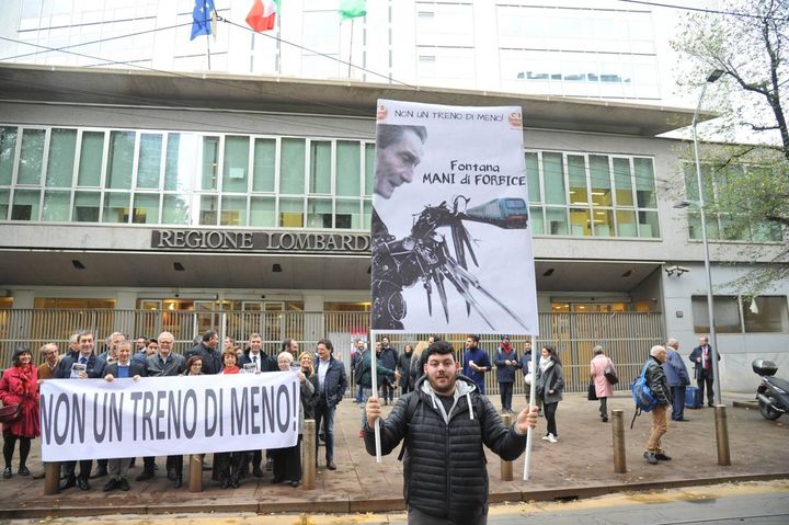 Presidio sindaci Pd lombardi davanti al Pirellone contro il taglio dei treni (foto Newpress)