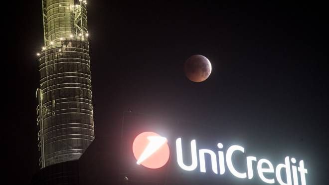 Milano, l'eclissi di luna vista dalla Torre Unicredit (foto Lapresse)