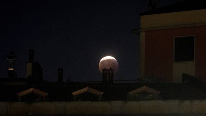 Milano, l'eclissi di luna (foto Lapresse)