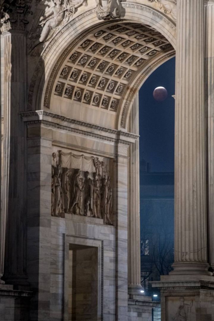 Milano, l'eclissi di luna vista dall'Arco della Pace (foto Lapresse)