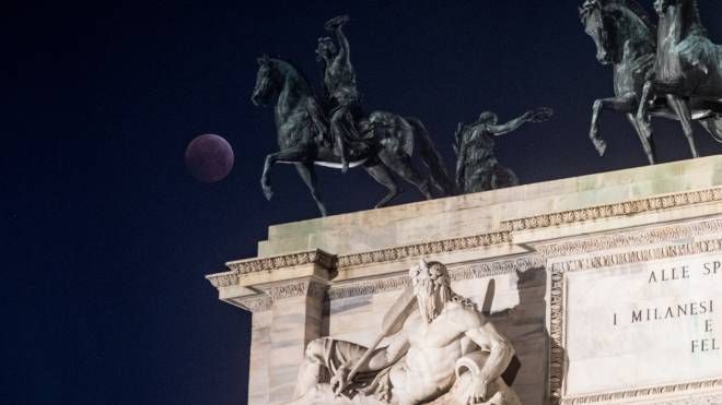 Milano, l'eclissi di luna vista dall'Arco della Pace (foto Lapresse)