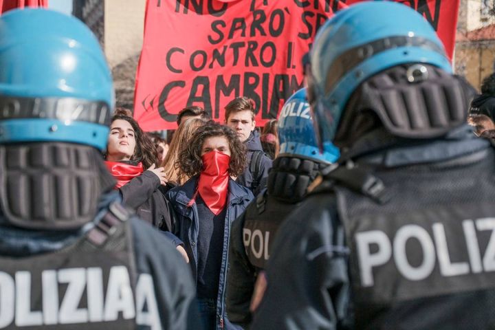 Milano, studenti in corteo contro il governo