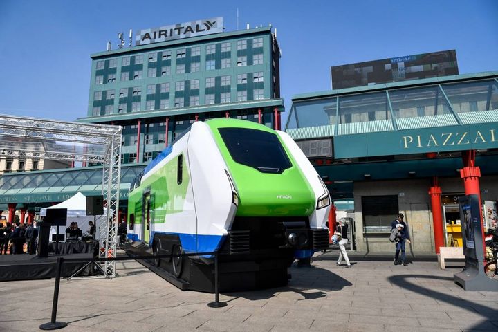 Il modello del nuovo treno Hitachi esposto in piazza Cadorna