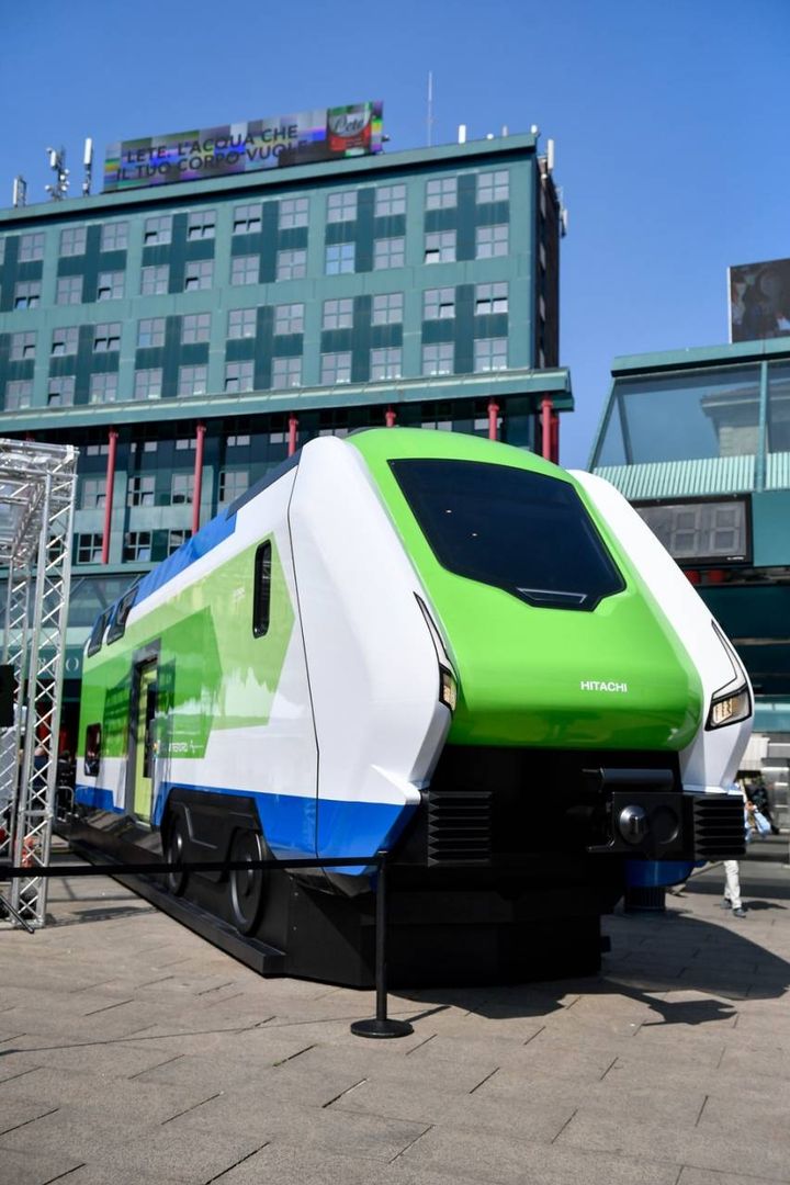 Il modello del nuovo treno Hitachi esposto in piazza Cadorna
