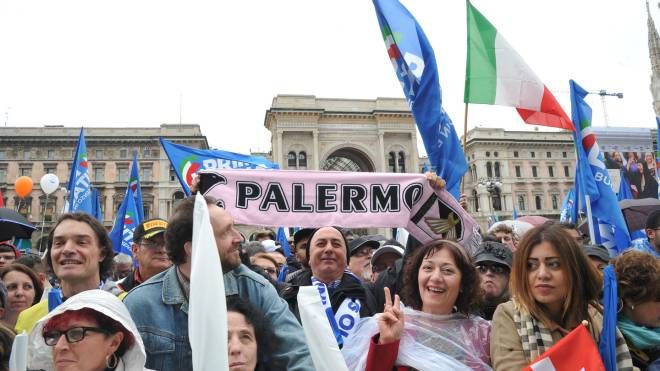 Raduno dei sovranisti in piazza Duomo (Newpress)