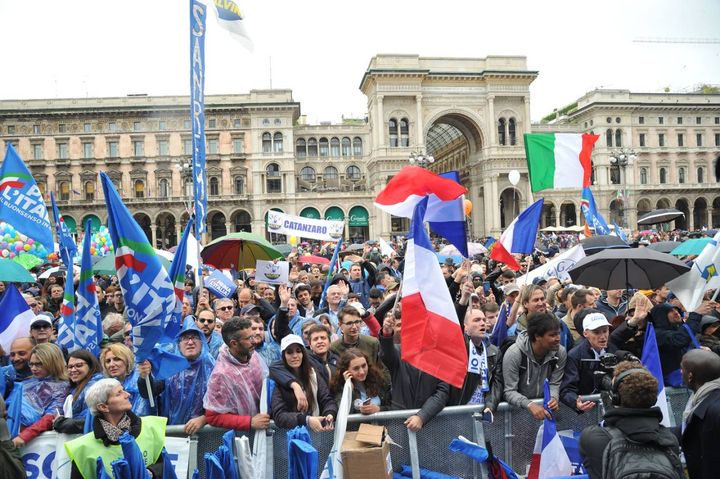 Raduno dei sovranisti in piazza Duomo (Newpress)