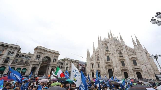 Raduno dei sovranisti in piazza Duomo (Ansa)