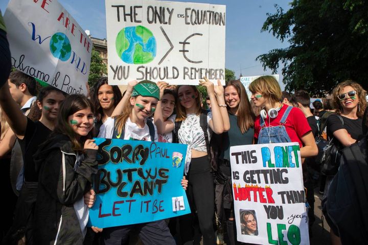 Milano, studenti in piazza per il clima