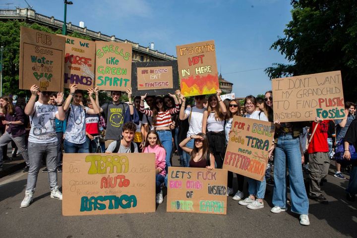 Milano, studenti in piazza per il clima