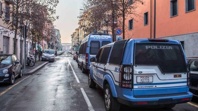 Milano, blitz polizia in via Gola