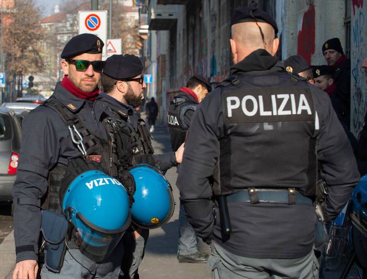Milano, blitz polizia in via Gola