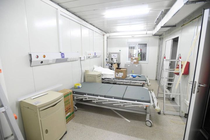 Le stanze e i reparti dell'ospedale di Wuhan (foto Ansa)