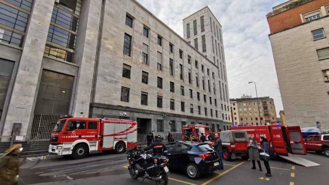 Milano, incendio al Palazzo di Giustizia: vigili del fuoco in azione