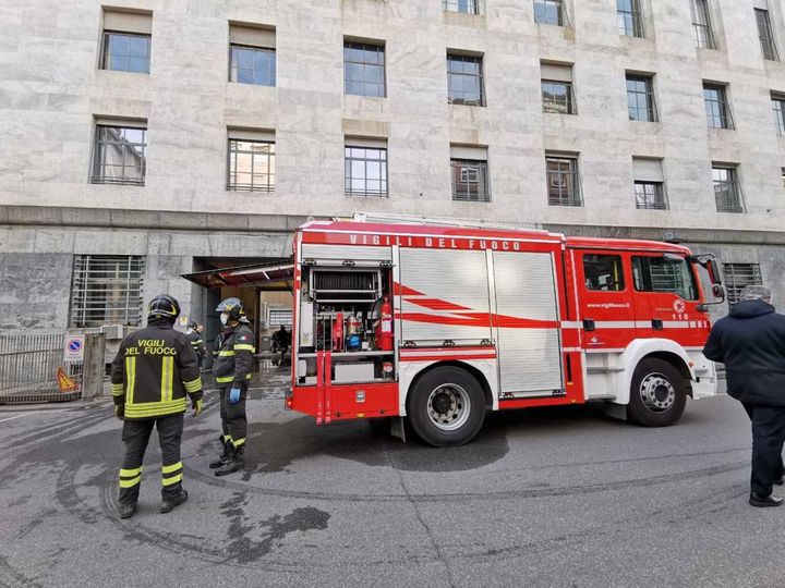 Milano, incendio al Palazzo di Giustizia: vigili del fuoco in azione