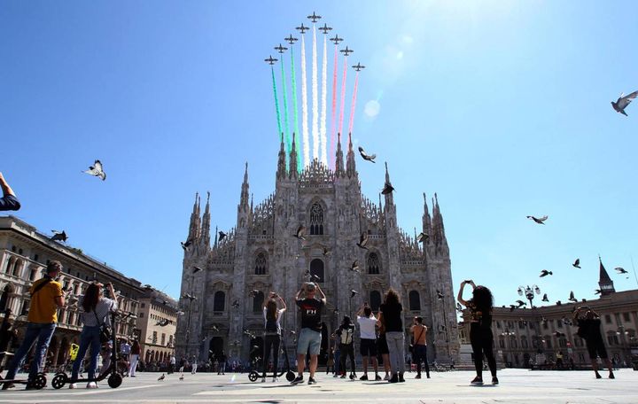 Il passaggio delle Frecce Tricolore nel cielo di Milano