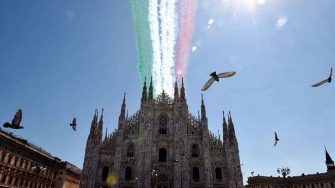 Il passaggio delle Frecce Tricolore nel cielo di Milano