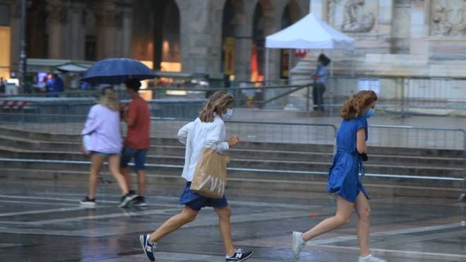 Maltempo, diluvia a Milano: turisti in fuga