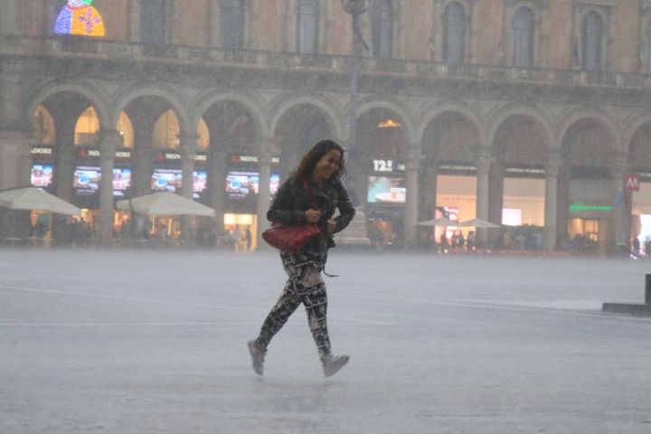 Maltempo, diluvia a Milano: turisti in fuga