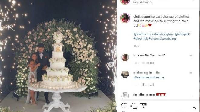 La torta a sei piani (foto Instagram)