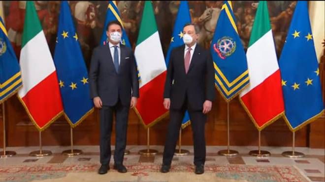 Conte e il nuovo premier Mario Draghi (ansa)