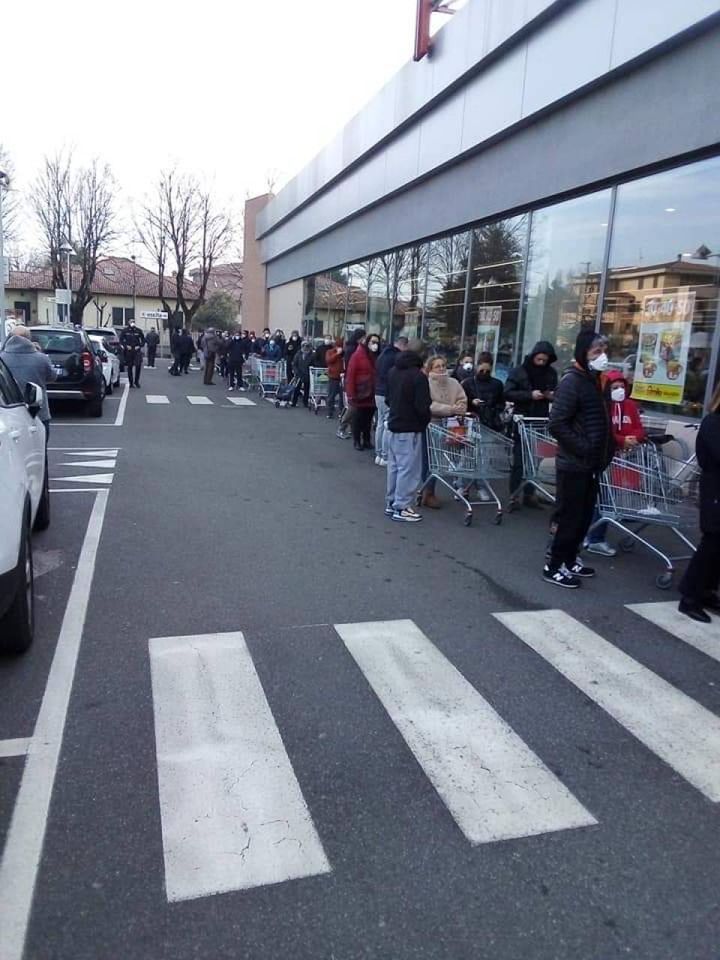 In fila fuori dal supermercato in Zona rossa