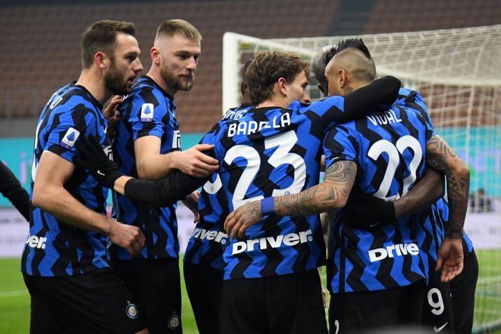 Esultanza nerazzurra dopo il gol di Vidal: l'Inter batte la Juventus 2-0 a San Siro. Il Milan è a soli 3 punti