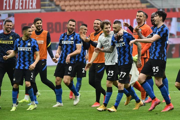 Festa Inter dopo il derby vinto 3-0 grazie anche a un super Handanovic. Nerazzurri in fuga