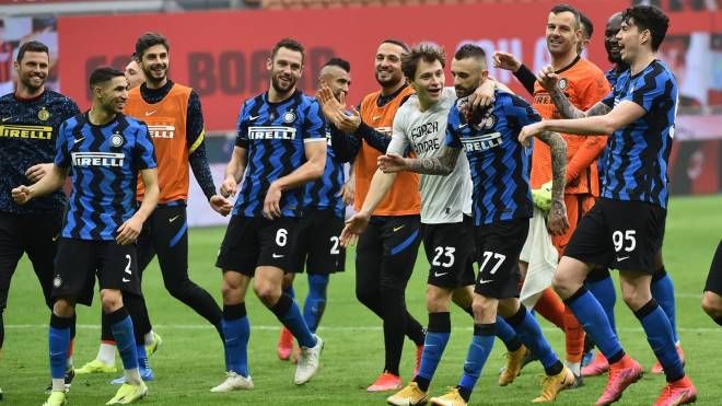 Festa Inter dopo il derby vinto 3-0 grazie anche a un super Handanovic. Nerazzurri in fuga