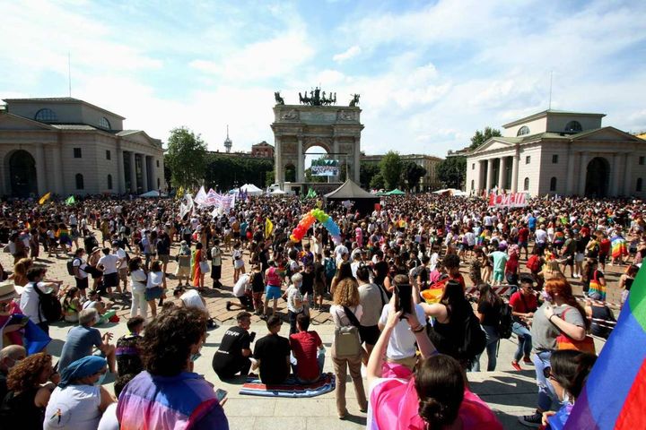 Il Gay Pride all'Arco della Pace a Milano