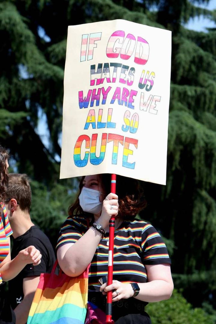 "If God hates us, why are we alla so cute?" si legge su questo cartello