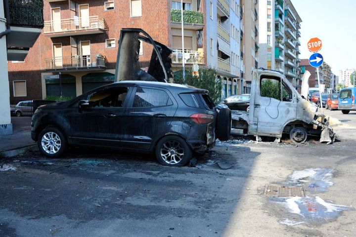 Camion del fruttivendolo e un auto incendiati in via Milano a Corsico