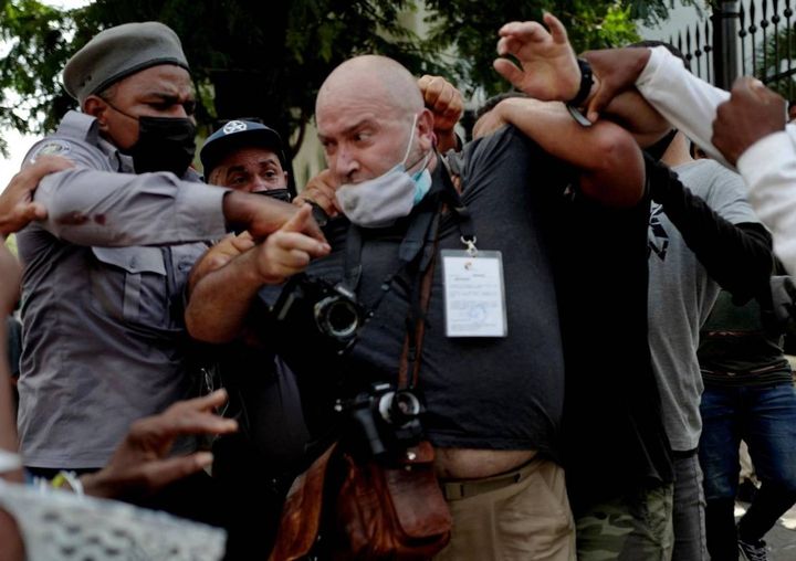Il fotografo Ramon Espinosa arrestato mentre documenta le proteste contro il Governo