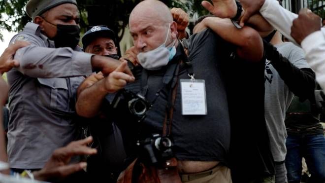 Il fotografo Ramon Espinosa arrestato mentre documenta le proteste contro il Governo
