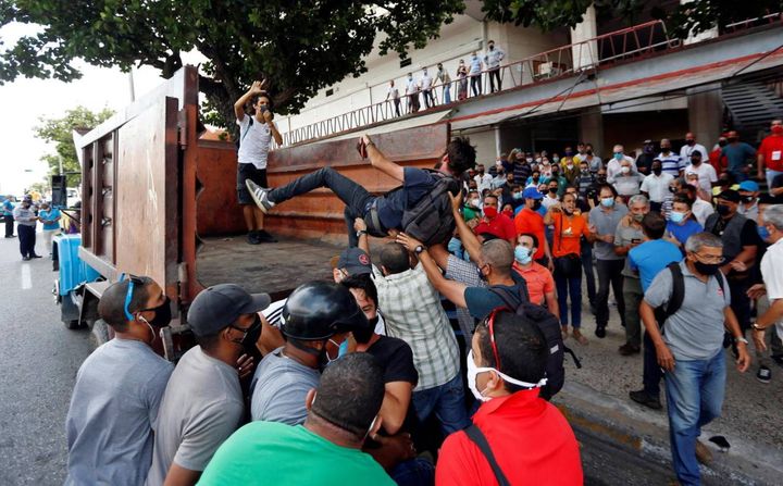 Scontri tra manifestanti pro e contro il Governo cubano
