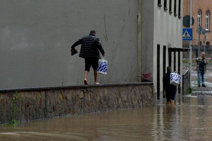 I cittadini di Hagen attraversano la città, invasa dall'acqua 