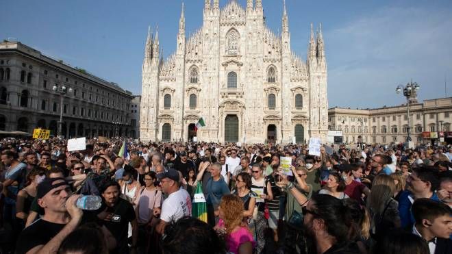I manifestanti in piazza Duomo