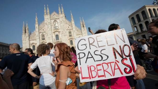 La protesta in piazza Duomo