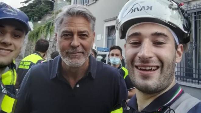  I volontari della protezione civile con George 
Clooney 