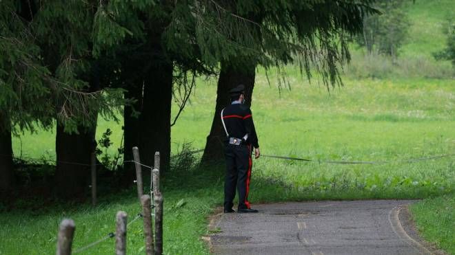 Carabinieri sul luogo dov'è stato trovato il cadavere