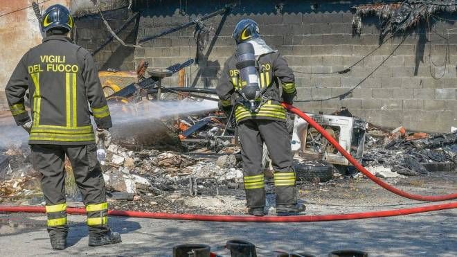 Milano, maxi incendio in capannone pieno di rifiuti in via Airaghi