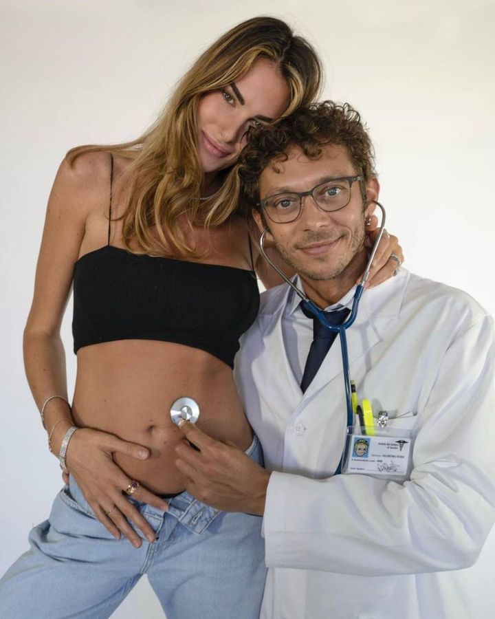  Valentino Rossi, affettuosamente chiamato il "dottore", finge di visitare la compagna e futura mamma
