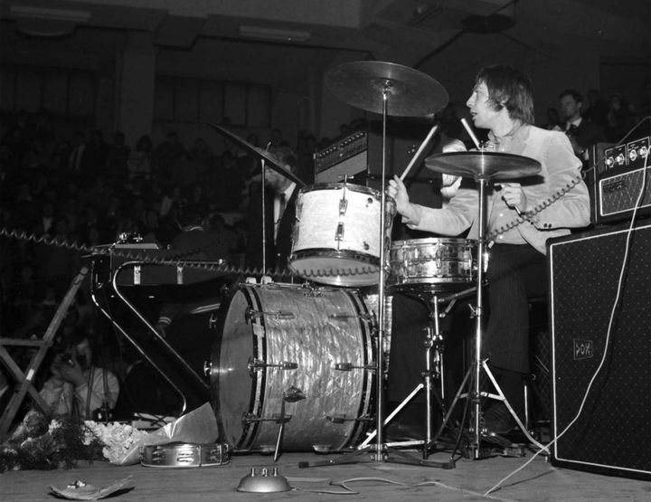 Charlie Watts durante il concerto al Palalido di Milano del 1967