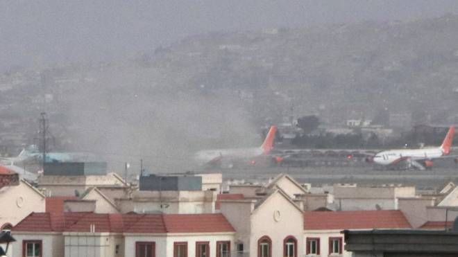 Polvere fuori dall'aeroporto di Kabul (Ansa)