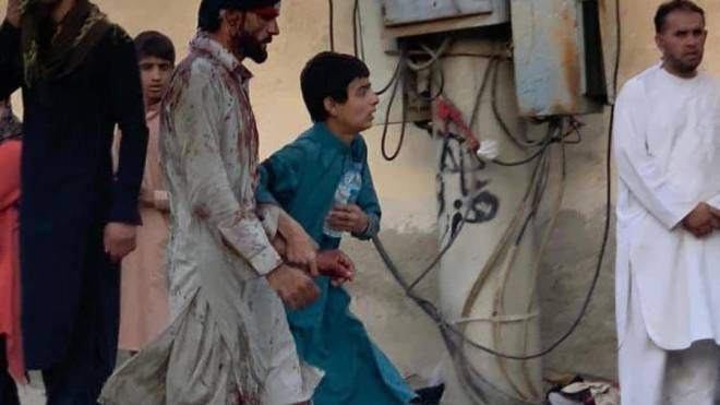 Feriti nel doppio attentato di Kabul (dal profilo Twitter di Sudhir Chaudhary)