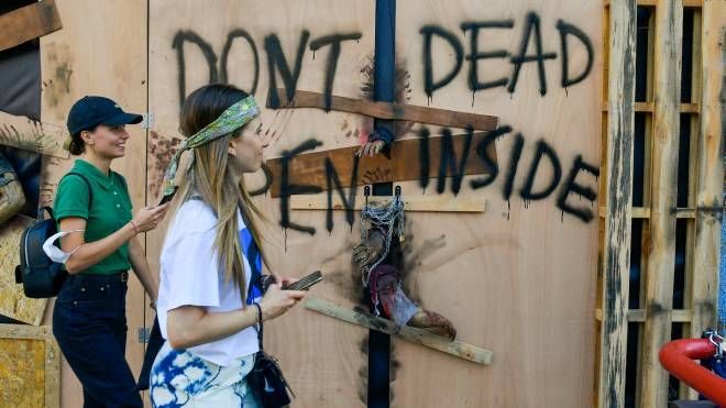 "Don't open, dead inside" è la scritta che campeggia sui pannelli