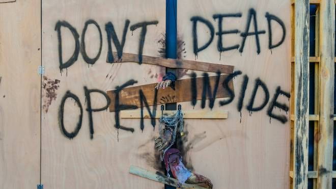 "Don't open, dead inside": è la scritta che campeggia sui pannelli