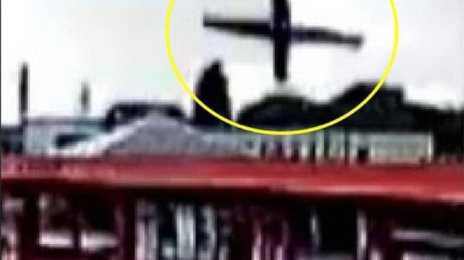 L'aereo precipitato a San Donato non ha preso fuoco mentre era in volo, il fotogramma che smentisce il testimone