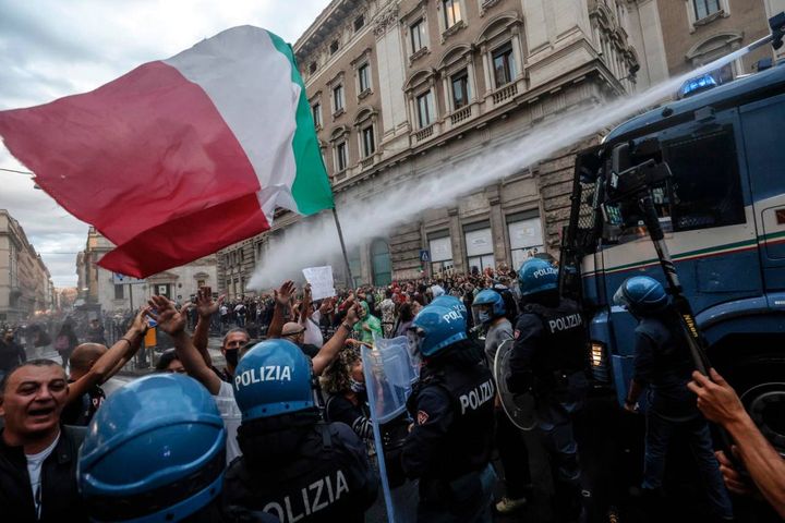 Roma, idranti per respingere i manifestanti 