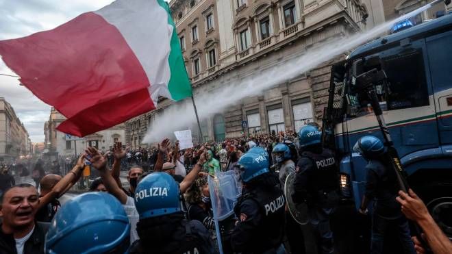 Roma, idranti per respingere i manifestanti 